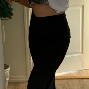 Byxor - Supersköna byxor. Något korta därför jag säljer dem. Superskönt material. Sitter bra i midjan med dragkedja i midjan. Inte mycket använda, 150 kr+frakt. Strl 146-152, passar S/Xs