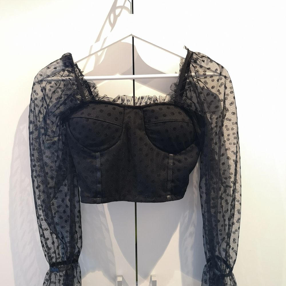 Fin tröja med materialet mesh från Boohoo. Petite size(anpassade för de som är lite mindre i kroppsformen) och är i storlek 34. Jag är ganska smal och liten av mig men tyckte den satt tight ändå. Så skulle nog säga att den är XXS. Ni kanske har en vän eller släkting som ni kan ge bort till? :) Har endast testat den. . Tröjor & Koftor.