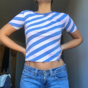 Jättefin liten minishirt - Snygg tröja köpt secondhand. Älskar färgerna 😍 passar till allt! Frakt på 42 annars möts vi på söder ❤️