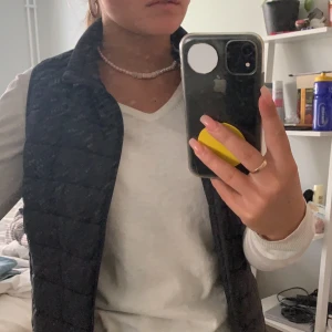 Väst - Super najs Everest väst i topp skick❤️❤️ Pris kan diskuteras men köparen står för frakt och vi ej kan mötas upp