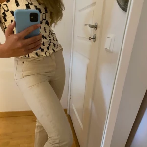 Beigea jeans från zara - Beiga croppade jeans från zara! Använda men är ändå i bra skick! Dem är i storlek 32, 100 +frakt