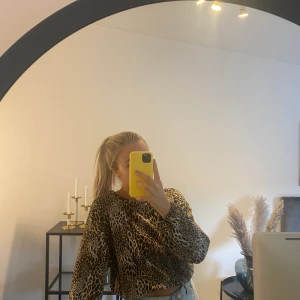 Blus - Cool mönstrad ”blus” ifrån zara, aldrig använd så i mycket bra skick! Storlek S o säljer för 70kr + frakt!