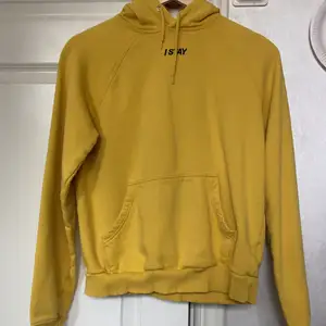 Superfin Stay hoodie med den gula färgen✨  Köptes för 399:- på Carlings, säljer för 100:-❕ Köparen står för frakten☺️ Ps. slutsålda på hemsidan!!