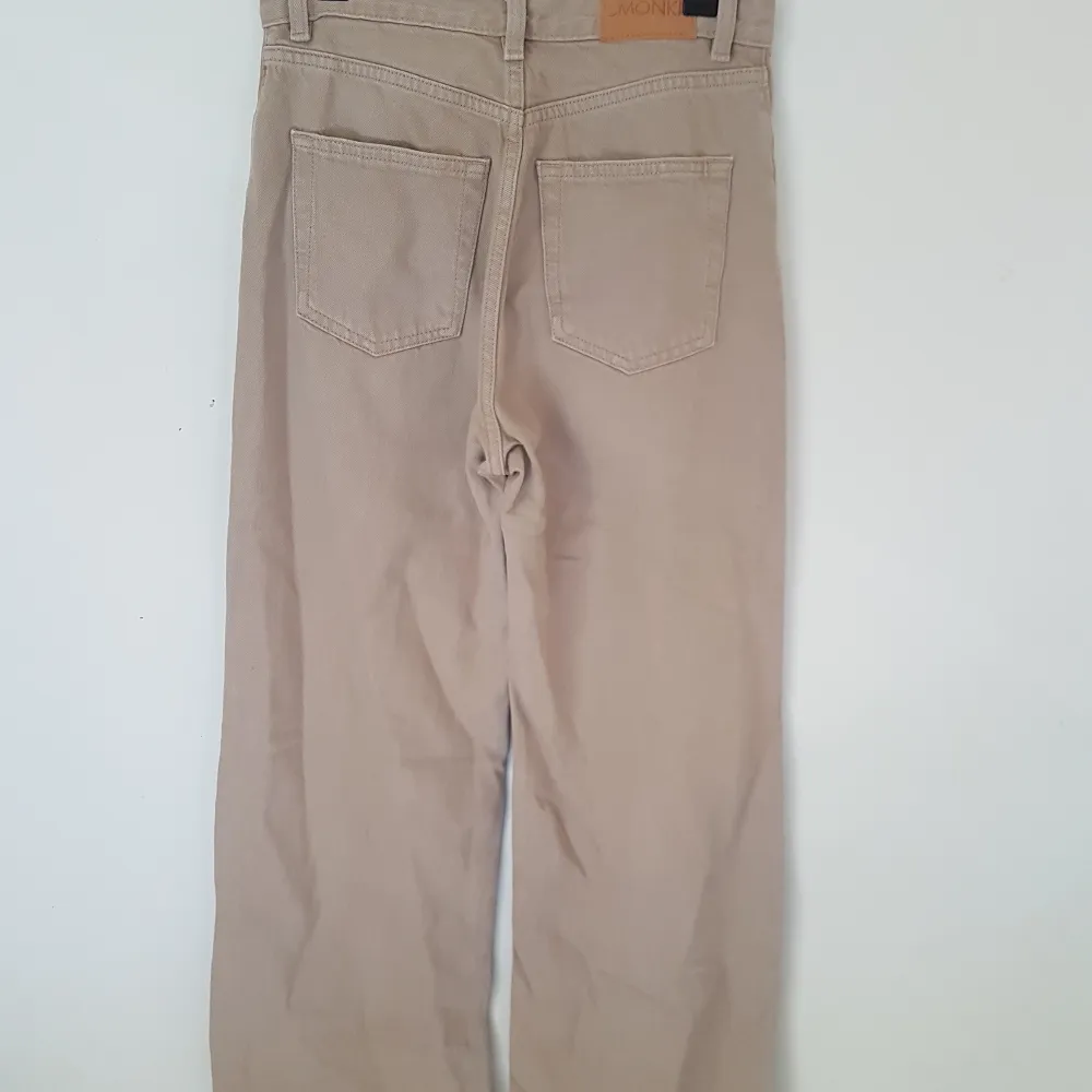 Jeans i den populära modellen Yoko från Monki. Färgen är en kall beige/nude. W25 (passar strlk 36/small). Använda ett par gånger. Nypris är 400 men då jag använt dom säljer jag dom för 200 kr inkl frakt. Kan frakta eller mötas upp i Stockholm!🌸. Jeans & Byxor.