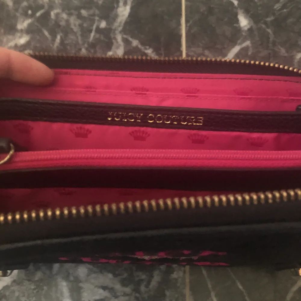 En jätte fin Juciy Couture plån bok i mörkblå/ rosa sammet. Köpt på deras hemsida för några år sedan.. Väskor.