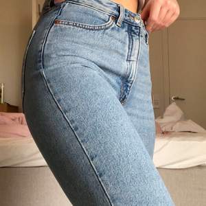 Jätte fina kimomo jeans från monki! Fint skick då de inte är använda så mycket💕 strl 26. Säljer då de blivit lite små för mig men älskar dem annars!