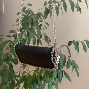 Teamo väska  - En väska från teamo i den lilla modellen! Kommer ej till användning längre så säljer denna vidare! Jag brukar göra bandet kortare och använda den som på 3dje bilden! Köptes ny för 450 👍🏼