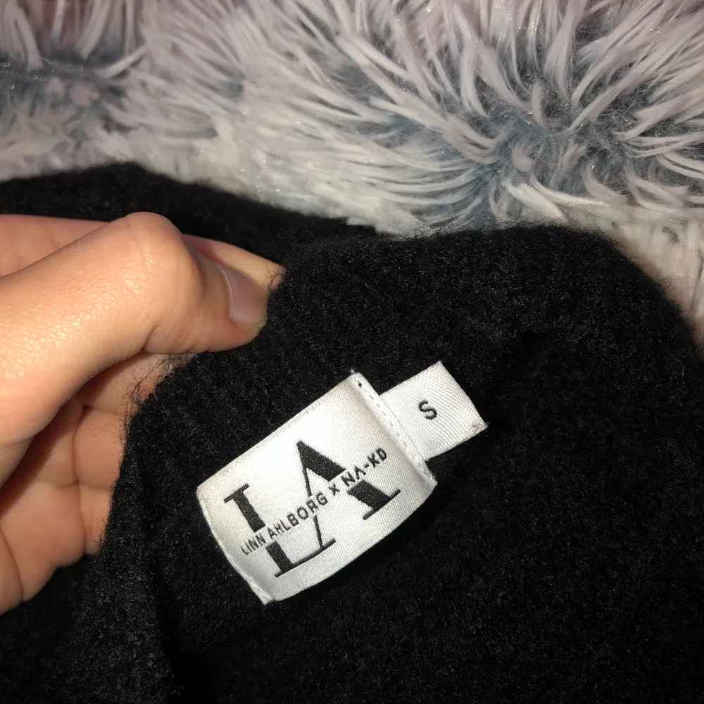 Säljer en svart stickad tröja från Linn Ahlborgs kollektion med NA-KD. Öppen ryg. Aldrig använd, köparen står för frakt💖. Stickat.