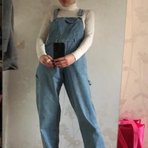 Hängslebyxor från Humana  - Ett par coola 90 tals byxor 