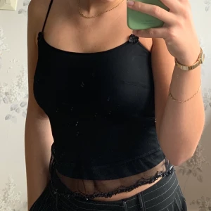 Mesh linne - Super fint mesh linne med fina detaljer!                     Köpt second hand men är från märket Jacqueline De Yong.                                                Fraktkostnaden står köparen för!😊