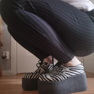 Creepers Zebra - Riktigt coola creepers med 15cm platå i rent gummi! Klädda i zebra fuskpäls 🦓 Storlek 39/40, innermått 24.5cm. Använda ett fåtal gånger, är i mycket fint skic. Nypris ca 1200kr. Finns i Karlstad, kan skickas men då står köparen för frakten