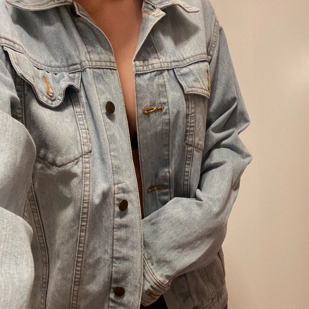 Köpt second hand i Paris för 30€ (ca 300kr), inte kommit till användning någon gång sedan dess tyvärr. 130:- vid snabb affär 🦎 Möts i Stockholm, köpare står för eventuell frakt!. Jackor.