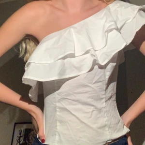 Vit One Shoulder blus  - En söt blus från NAKD. Använd endast en gång! Köptes för cirka 300, säljer för 100! Storlek Small. 