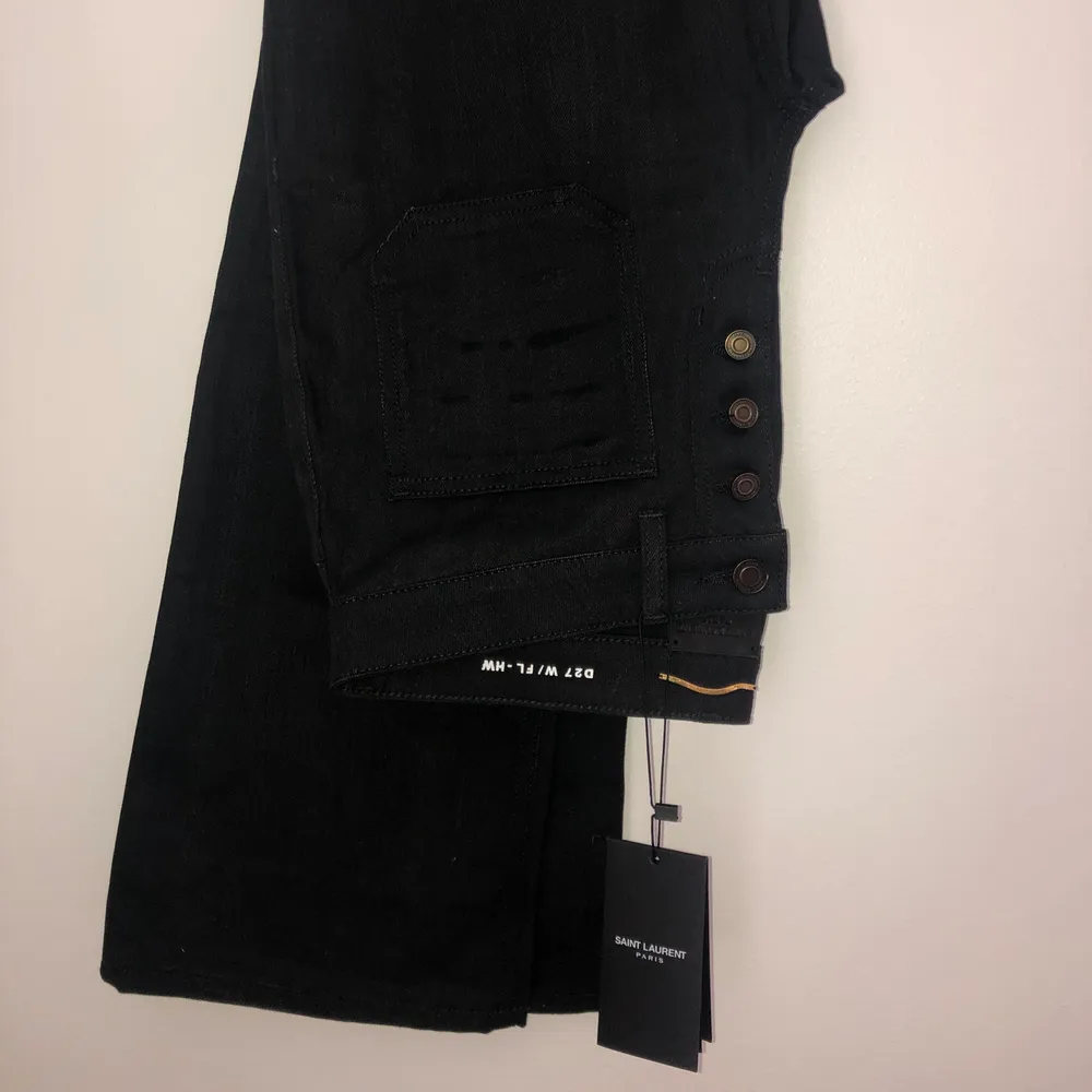 Säljer absolut snyggaste Saint Laurent jeansen!! Modellen heter ”washed black flared jeans”, lågmidjade och långa i benen, storlek 27/34. Extremt trendiga och passar till allt! Köpta på Natalie Schuterman i Stockholm, oanvända med tag kvar :). Jeans & Byxor.
