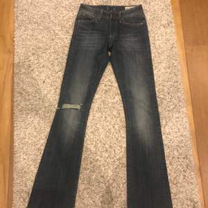 Säljer dessa slutsålda crocker jeans köpta för ungefär 2 år sen men aldrig använda, sitter så fint på men kommer tyvärr inte till användning längre. Köpta för 399kr.