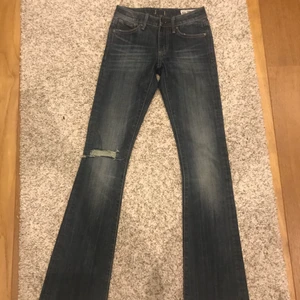 Crocker jeans - Säljer dessa slutsålda crocker jeans köpta för ungefär 2 år sen men aldrig använda, sitter så fint på men kommer tyvärr inte till användning längre. Köpta för 399kr.