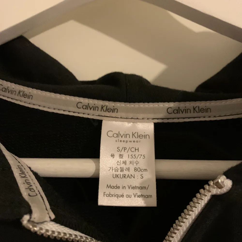 Calvin Klein zip tröja, endast testad! Nypris 900kr, mitt pris: 700kr! Storlek S. Köparen står för frakten. Hoodies.