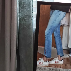 Replay Jeans - ljusa jeans från Replay. Så så snygga och perfekt slitning. Storlek 28. (Är 176 och de är något korta för mig) Köpare står för ev frakt:)