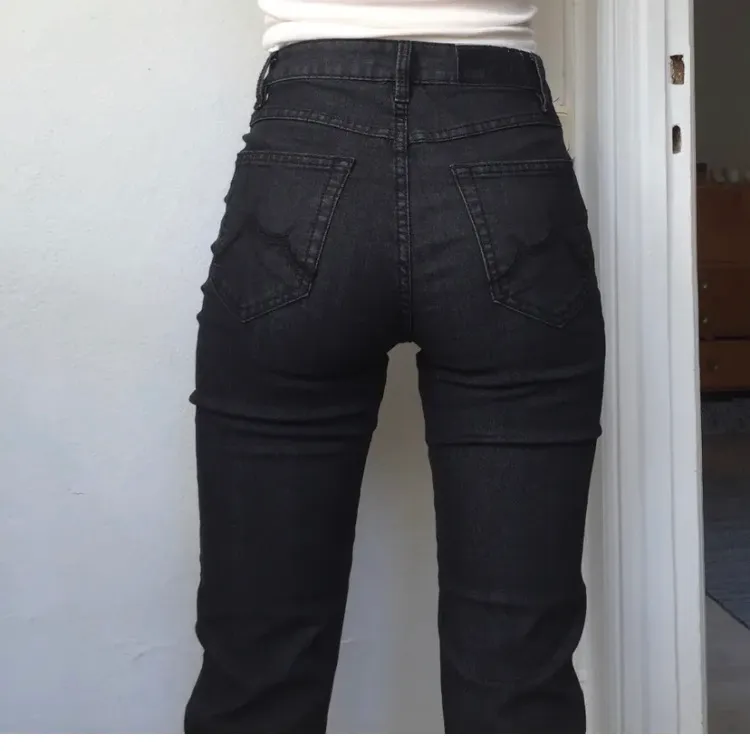 ett par snygga svarta jeans . Jeans & Byxor.