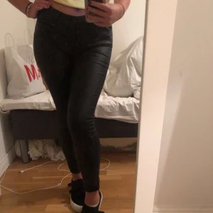 Skinnbyxor - Säljer dessa supersnygga skinnbyxor då jag bytt stil och inte längre har någon användning för dem. Använda en del, därav priset. Flera intresserade= budgivning. Sitter perfekt på mig som är 170 lång, kostar 80kr+ frakt💕