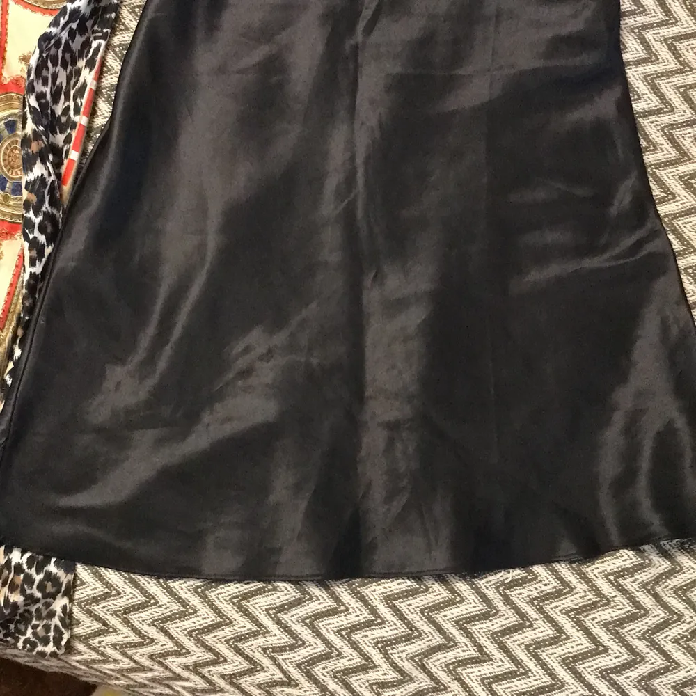 Så ledsen att jag behöver sälja😭 men en av de finaste klänningarna jag äger, så söt o sexy nightgown med lilla snoopi på🖤 obs frakt: 40. Klänningar.