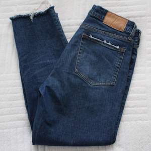 Cropped blue jeans - made in Pakistan - 99% cotton, 1% spandex - mid waist