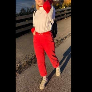 Röda jeans - Säljer mina snygga röda Marc o polo jeans som går att vika ner längre än vad jag har på bilderna! Väldigt skönt material och snygg passform