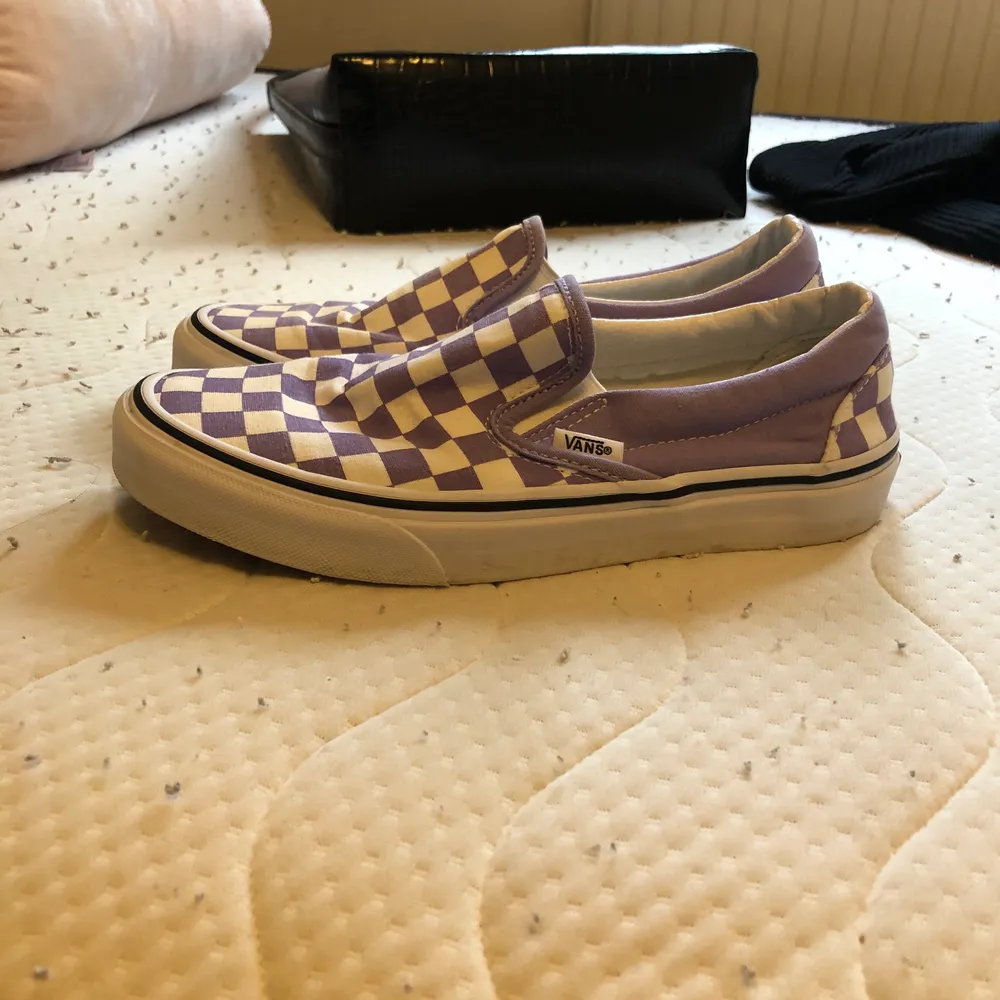 Pastell lila vans. Använda fåtal gånger, så gott som nyskick. Meet up i Sthlm eller köparen står för frakt. . Skor.