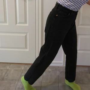 Svarta Mom jeans från Monki!  - Väl använda, men dags för dem att få ett nytt hem. Köpte dem för 500 kr på Monki. Lite slitna (syns på sista bilden) men inga hål. Frakt inkluderat i priset, pris är diskuterbart. 