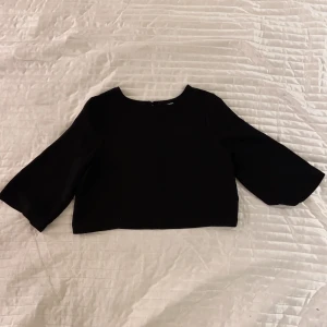 Svart topp - Svart kort tröja med trekvartsärmar från Bikbok i strl S. Fint material.