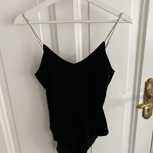 SVART SAMMETSBODY - Svart body i sammet från & Other Stories med glitter detaljer. Aldrig använd och prislapp finns kvar. Nypris: 390 kr.Möts på Södermalm och vid frakt står köparen för kostnad! 