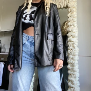 Jacka - Sjukt snygg skinn blazer från Bohoo, strl 42 men sitter väldigt tajt på mig som har strl 38-40 vanligt. Högsta bud: 300 + frakt på 79 💘