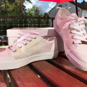 Guess sneakers36(37) - Nya vita sneakers, 36 men stor i storleken därav kan jag ej ha dom