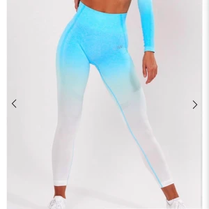 ICIW tränings tights - Blåa tights från icaniwill och deras kollektion Ombre 7/8 Seamless Tights✨ Max använda 3 ggr då jag råkade köpa dessa i fel storlek✨ Kan fraktas men köparen står för frakten✨ Köpta för 699kr, först till kvarn💖 Frakt 42kr