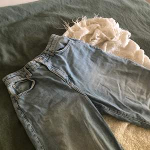 High waist Mom jeans från Gina Tricot i storlek 38! Endast använda 2 gånger så dom är precis som nya! 😍💕💕Frakten ingår i priset