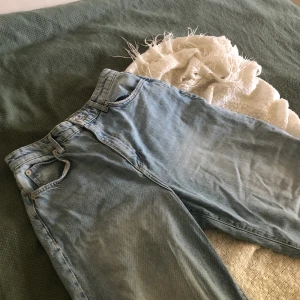 Mom jeans, Gina Tricot - High waist Mom jeans från Gina Tricot i storlek 38! Endast använda 2 gånger så dom är precis som nya! 😍💕💕Frakten ingår i priset