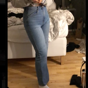 Raka blåa jeans - Raka blå jeans från Lindex. Storlek 40. Använda 2 ggr, säljer pga ovan med denna stil. 