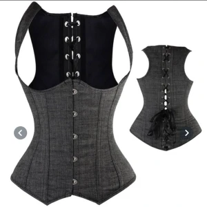 Korsettväst strl S frakt ingår - Säljer denna korsettväst då jag har en annan som jag använder mer. Jag tycker att den passar bra och att den framhäver fina kurvo. Korsetten är i bra kvalitet och snöret är helt nytt inköpt av mig. Jag har själv fixat så den är färdig lacead. Frakt ingår i priset!