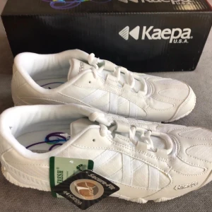 Cheer skor Kaepa storlek 38,5 - Nya i kartong, aldrig provade. Nypris 1080kr