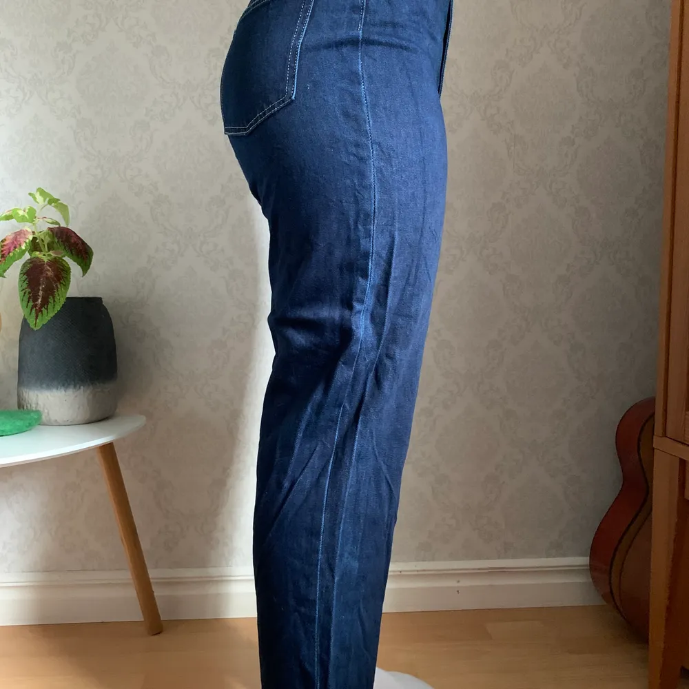 Säljer mina monki jeans nu. Köpte dem för 500 kr för va 1,5 år sedan. Kom gärna med pris förslag. Kan mötas i Karlstad, köparen står för frakten. Katt finns i hemmet🥰✨. Jeans & Byxor.