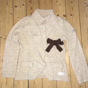 Odd Molly kofta xs - Superfin kofta från Odd Molly i storlek 2 vilket motsvarar en 34a. Beige med bruna detaljer. 80% lammull och 20% nylon. Varm och mjuk! Pris kan diskuteras ;)