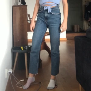 Zara straight jeans  - Jeans från Zara straight modell med lite ”fransar” längst ned på benet. Inte använda mycket alls, säljs för jag har förmångs bilder. De är i storlek 34 och jag är 164cm lång. Nypris är 400kr. Mitt pris 260 ink frakt men billigare vid snabb affär