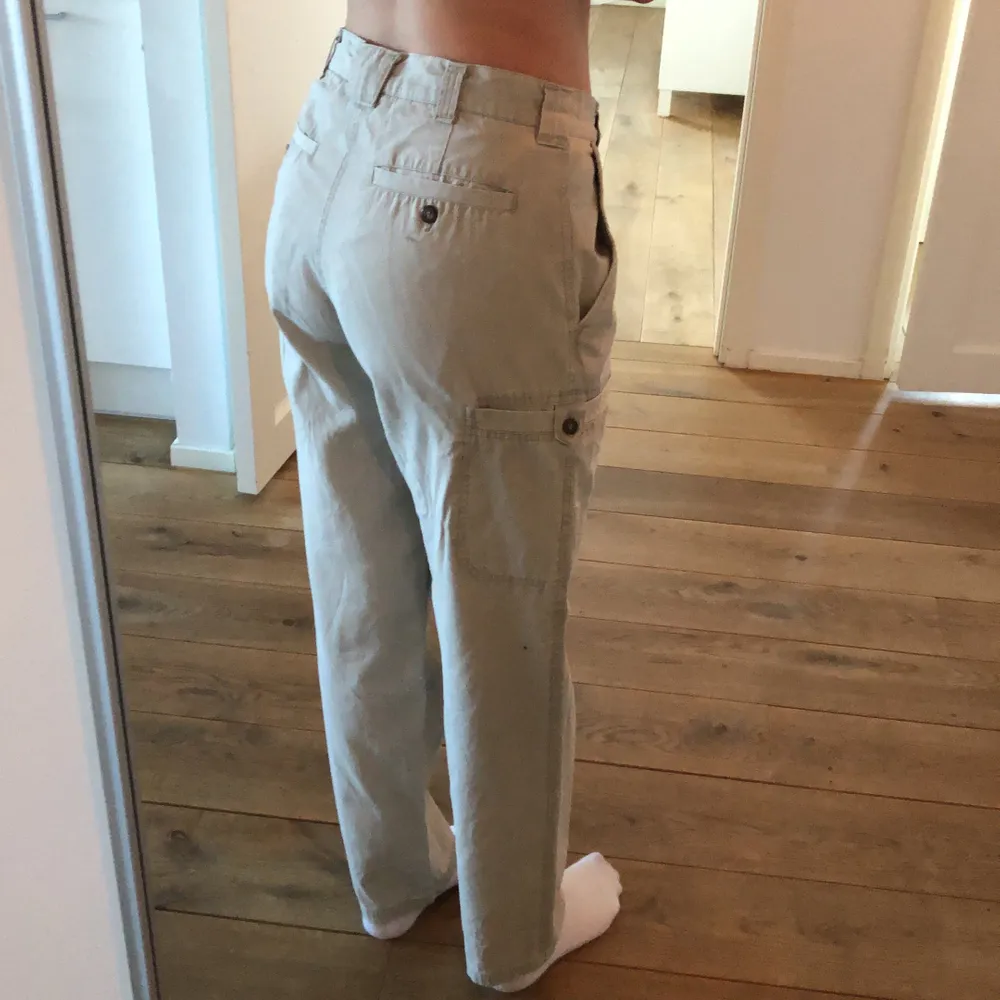 Baggy grå bralla som är köpt secondhand! Stl S men skulle säga att de passar M/L. Jeans & Byxor.