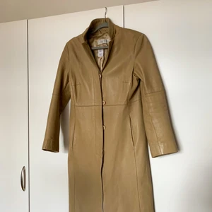 Beige kappa - Beige, lite längre kappa som jag själv köpt secondhand, strl 38. Jättefin men lite liten för mig i armarna, passar 36-38 perfekt :) Normalt men begagnat skick