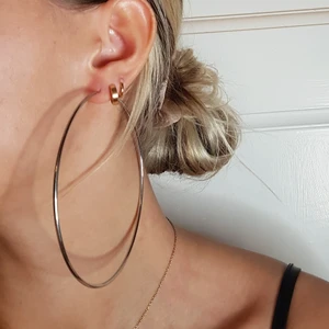 Guld och silver hoops - Ett par guldiga och ett par silvriga stora hoops. Knappt använda. 40kr för båda paren💙