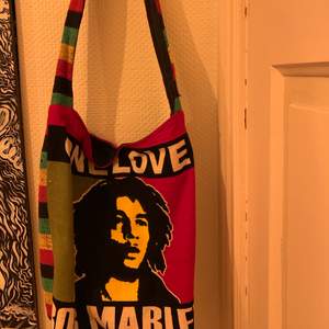 Riktigt unik väska med Bob Marley! Mycket plats och i okej skick, säljes då den inte kommer till användning. Passar bra om man vill sticka ut ur mängden.