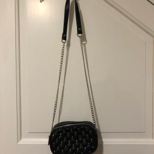 Väska - Säljer denna väska som är svart med silvriga knappar. Använd några få gånger. 