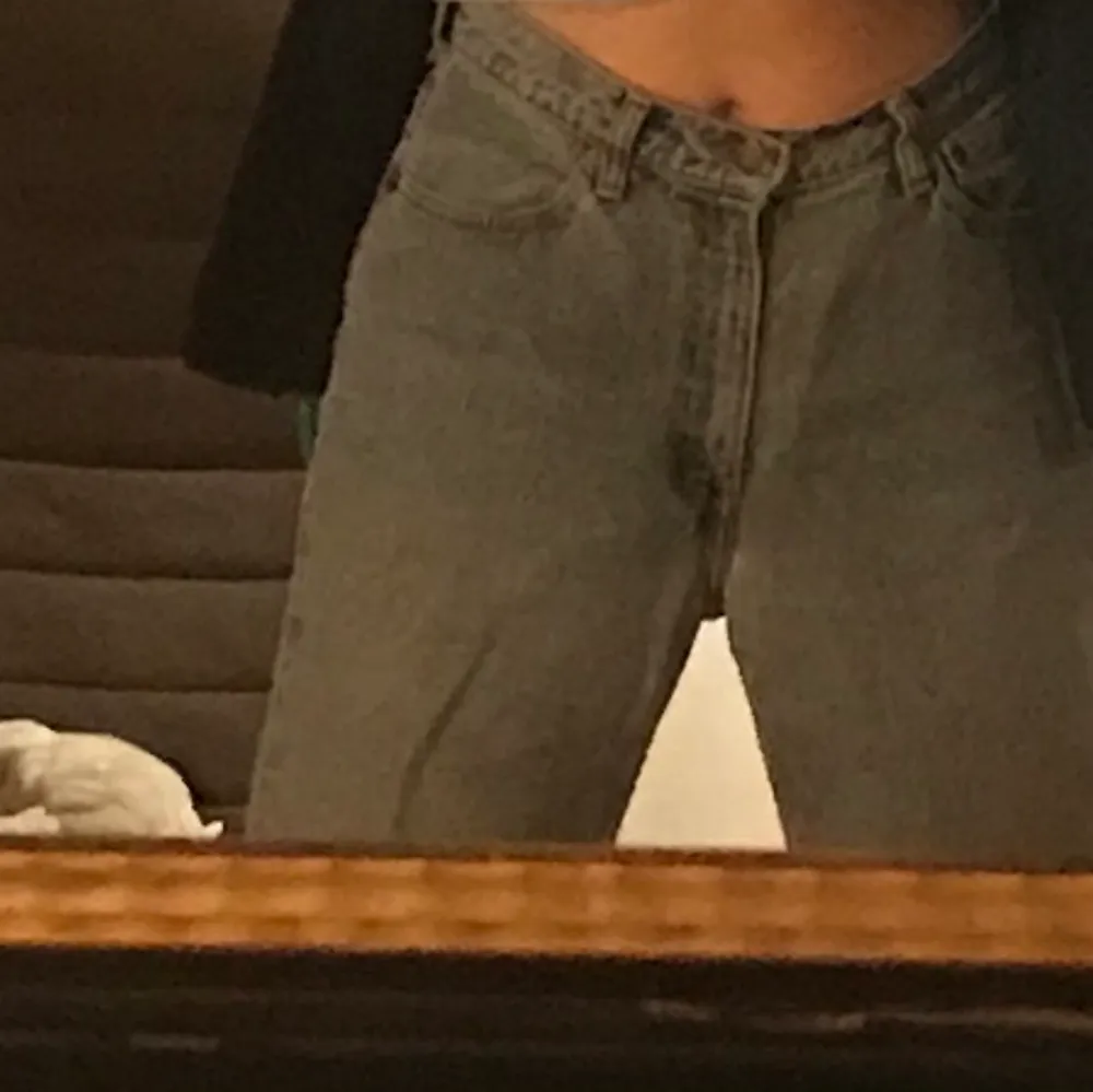 Assköna momjeans från Levi’s, köpta på beyond retro för ett par år sedan💞 bra skick! 29 i midjan men passar mig som brukar ha 26-27.. Jeans & Byxor.