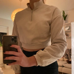 NLY Trend croppad hoodie - Säljer min fina croppad hoodie från NLY trend. Nypris 299 kronor. Säljer för 125 kronor! 🤎✨✨ Storlek S, men passar även mindre och lite större. Superfin!! 💫