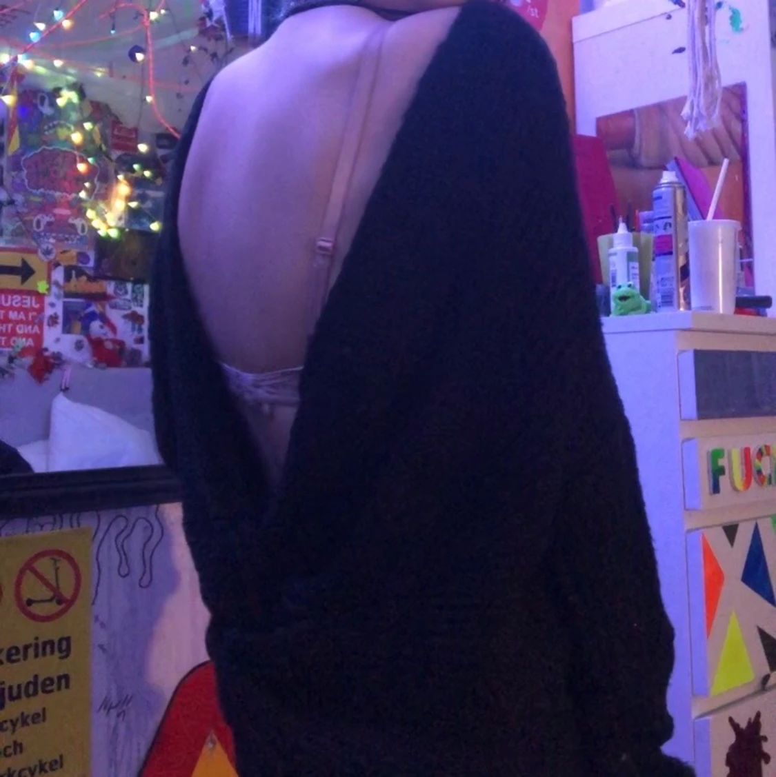 stickad tröja med öppning på ryggen